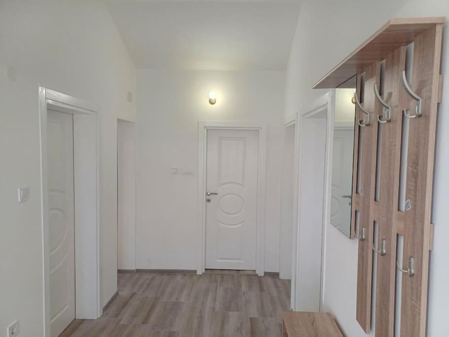 דירות פודגוריצה Cozy, Fully Equipped, Free Parking&Wifi, Quiet, 2Bd מראה חיצוני תמונה